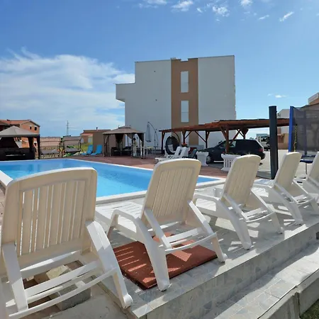 Апартаменты Amazing In With Swimming Pool Нин