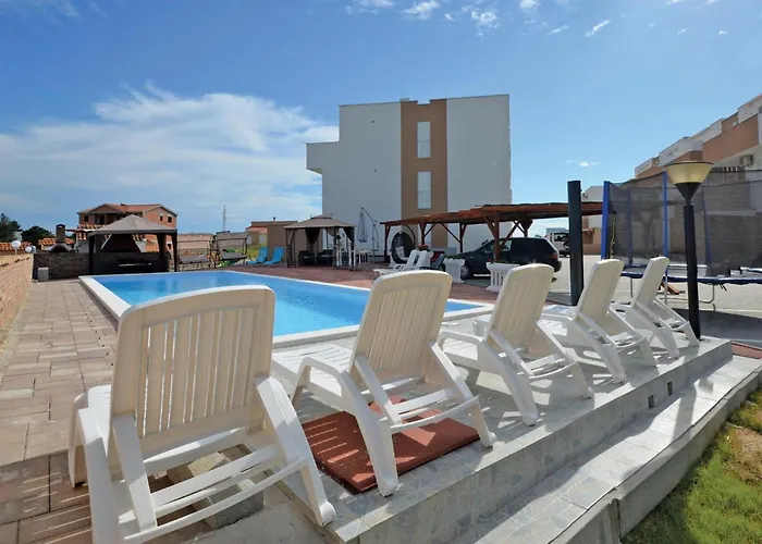 Апартаменты Amazing In With Swimming Pool Нин