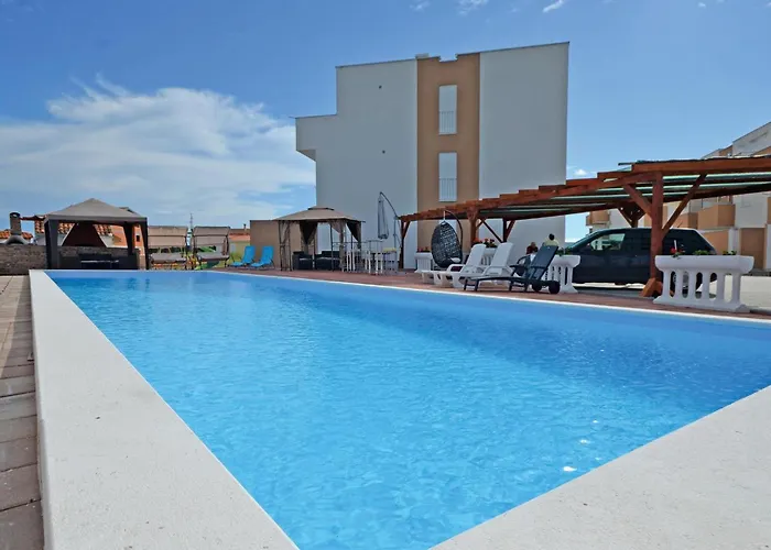 Amazing In With Swimming Pool Lägenhet Nin