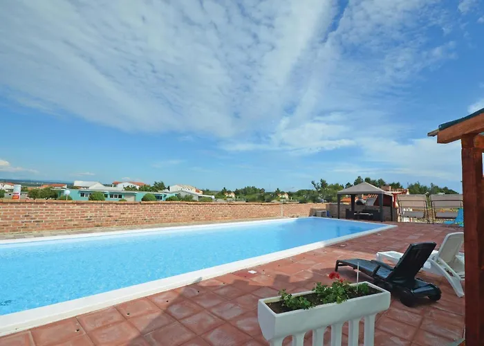 Апартаменты Amazing In With Swimming Pool Нин