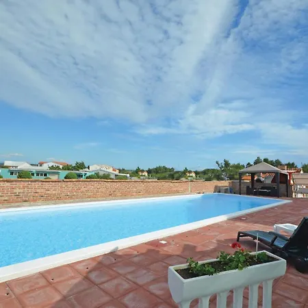 아파트 Amazing In With Swimming Pool 닌